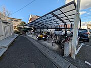 屋根付き駐輪場あり。バイクも相談可能です。