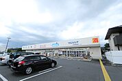 ウエルシア小山神鳥谷店　約200m