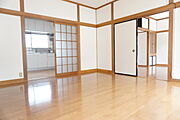 ★南側8.2帖の真ん中の洋室です♪★