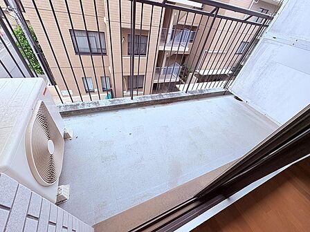 バルコニーは十分な広さがあります。