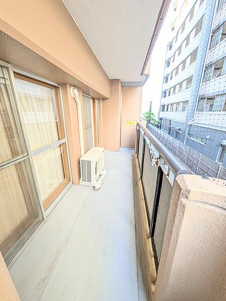 幅広のバルコニーです。