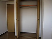 洋室5.4帖のクローゼット※同タイプ参考写真