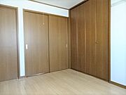 ☆北側6帖洋室です。収納が2つあります。☆