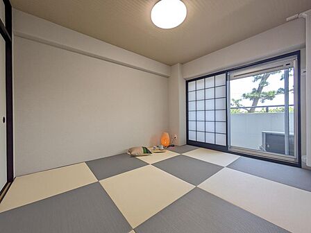 お洒落な洋風畳の6帖和室です。お子様のお遊びスペースとしても、ご家族のお昼寝スペースとしてもご利用いただけます。押し入れもあるので、お布団やお子さまの遊び道具も収納可能です★