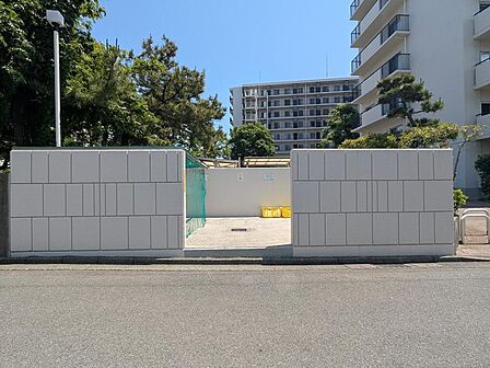 敷地内の専用ゴミ置き場です。曜日を守って捨てましょう!