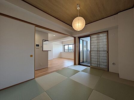 東向き6帖の和室。お子様のお遊び部屋としても活用できます。家族のお昼寝スペースにもなるのであると嬉しい空間です。お洒落な洋室仕様の畳なので使いやすい♪