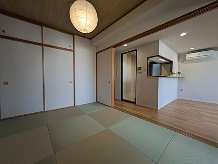 東向き6帖の和室。お子様のお遊び部屋としても活用できます。家族のお昼寝スペースにもなるのであると嬉しい空間です。お洒落な洋室仕様の畳なので使いやすい♪