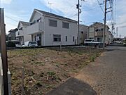 建築条件付の土地ではないので、お好きなハウスメーカーで建築できます。公道に２面接道しております。閑静な住宅街でありながら、近隣には生活施設が整っているため利便性が高い立地です。