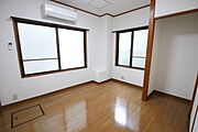 玄関前洋室です
