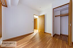 [内装] 洋室は子供部屋や寝室、色々と用途多彩に利用できますね。収納力もたっぷりなので、広々気持ちよく過ごすことができます。