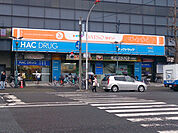 食品館あおば大島店まで443m、同じ建物内にドラッグストア「HAC」・100円ショップ「ダイソー」がありお買い物に便利です！