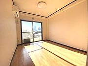 洋室6帖　南西向きで陽当たりの良いお部屋です　※照明は残置物です