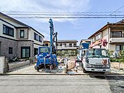 2026年5月撮影。閑静な分譲地に立地。安心感に配慮し、目に見えない地盤改良工事をしっかりと施工しています。