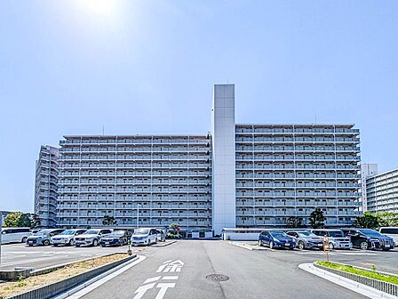 きれいに保たれた敷地内の共用スペース。管理の行き届いた風格漂う総戸数1101戸の大規模物件。