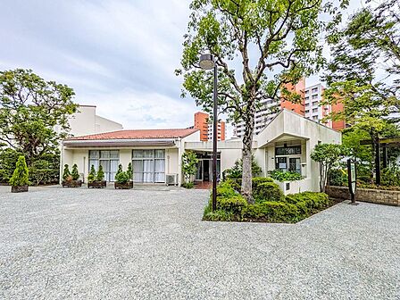 管理事務所や集会所のある大規模住宅。管理会社は日本総合住生活です。