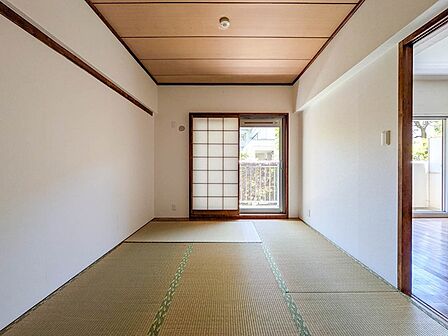 バルコニーに面した明るい和室。リビングとの扉を開放すれば、より広がりを感じる空間として活用できます。