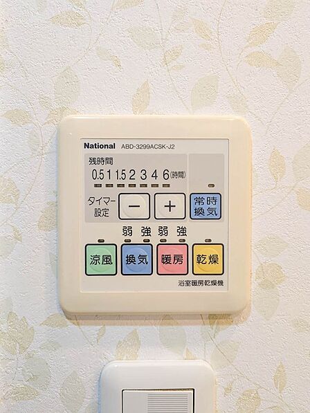 雨の日や夜間の衣類乾燥に重宝する乾燥機能付き。カビの発生を抑える換気機能も備わっています。