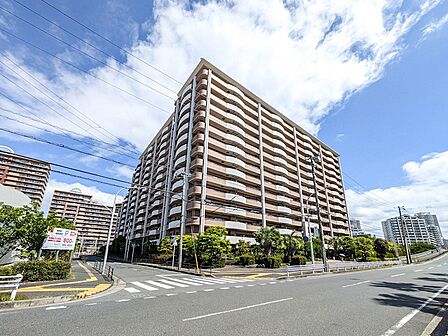 総戸数337戸の大規模マンション、ラディアンコースト新浦安。青空に映える最上階住戸のご紹介です。
