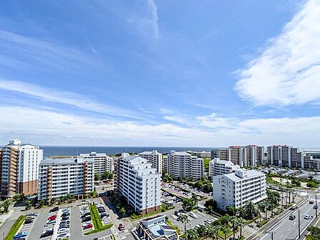 青空と海のパノラマが日常になる最上階の角部屋。周囲に高い遮蔽物がなく、心地よい風が通り抜けるロケーション。