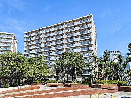 総戸数789戸の大規模マンション。新浦安駅徒歩5分の立地で、日々の暮らしに便利な住環境。