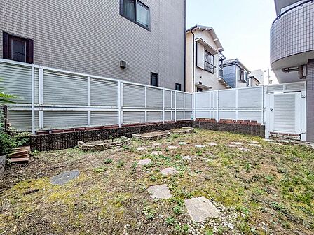 専用庭には外へつながる扉があり、重い荷物や大きな家具を室内へ直接搬入する際にも重宝する設計です。