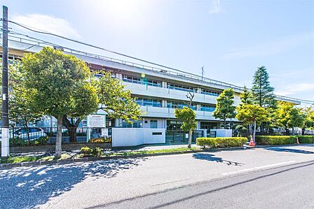 浦安市立見明川中学校(830m)