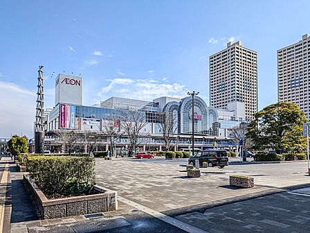 イオンスタイル新浦安までは徒歩9分。食料品から日用品や衣料品までが揃う便利な商業施設。