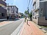 その他：北東側の前面道路は幅員約9.7mの公道です。歩道が整備されており、お子様の通学時も安心感があります。