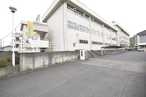 画像5:広沢中学校(930m)