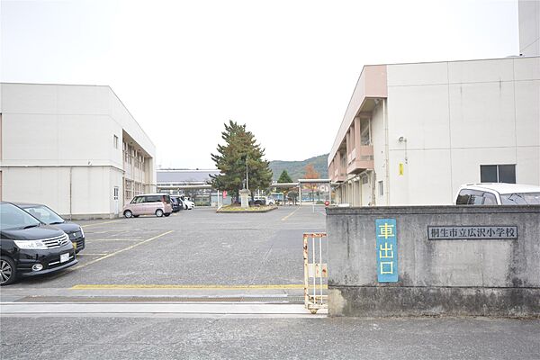 画像4:広沢小学校(780m)