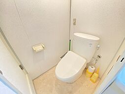 [トイレ] トイレットペーパーの使用回数を減らせる温水洗浄便座付きトイレ。年中温かく、季節を問わず快適に座ることができます。