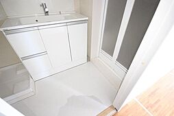 [洗面] パウダールームは、朝の身支度から就寝前のスキンケアまで気持ちよく使っていただけるように、清潔感と機能性にこだわり、美しさにもこだわったデザインです。