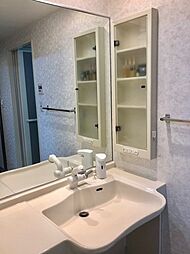 [洗面] 大きな一面鏡の洗面化粧台です。洗面室の壁には便利な収納スペースがあり、小物もスッキリと片付けられます。2022年9月撮影