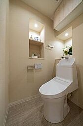 [トイレ] タンク一体型のすっきりしたデザインのシャワートイレです♪お掃除もしやすくていつまでも清潔です。