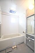 大きな鏡付きのお風呂です。追焚機能も付いております。