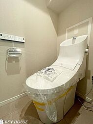 [トイレ] トイレ・快適なトイレタイムに欠かせない温水洗浄便座付きトイレ。リモコンはスッキリとした印象の壁掛けタイプです。