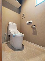 [トイレ] トイレにも窓があり、明るさやフレッシュな空気を取り込んでくれます。
