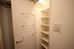 [収納] 収納スペースが付いていて、お部屋を広く使っていただけます。荷物の多い方も安心です。