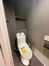 [トイレ] 温水洗浄便座付きのトイレ。毎日使用する場所なので落ち着いた雰囲気に仕上がっております。　