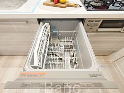 [キッチン] 食洗機付きで家事効率がアップします！省スペースにもなり、キッチンが広く使えます。