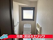いつもきれいに清潔に！！窓もついているので空気の入れ替えも楽にできます。壁面収納があるので、トイレもスッキリ！
