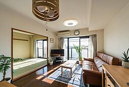 [居間] 「住み心地の良いリビング空間」縦長のリビングで家具の配置もスッキリ。窓が多く明るく開放的。