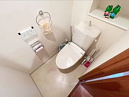 [トイレ] ウォシュレット機能付きのトイレは壁掛けリモコンの上位グレードを採用。便座がスッキリした印象となり、限られた空間を広く見せる効果があります。