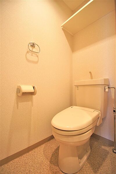 画像16:トイレは暖房便座となっております。
