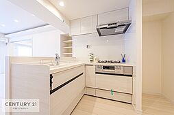 [キッチン] オシャレなシステムキッチンは、お料理好きの方にオススメです！食器棚や冷蔵庫を置いても動線が確保できる広々スペースで、手際良く料理を進める事ができます。