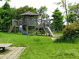 [周辺] 村岡城址公園まで1245m、小さな子供向けの滑り台や砂場などのあるスペースがあり、奥の少し高台になったところに遊具があります。
