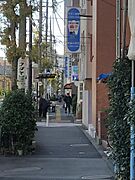 建物前から駅の入り口看板が見えます。