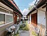 外観：和の風情を感じる木製建具が、住まいに落ち着いた印象を与えます。