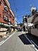 その他：【前面道路】住宅や店舗が並ぶ前面道路。店舗入口が道路に面しており、来店時に立ち寄りやすい配置です。