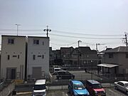 物件の南側です。駐車場の為日当たりは良好です。1階・2階とも南側から日が当たります。